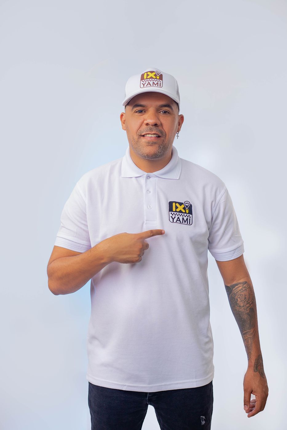 Parceiro IXI YAMI a apontar para o logótipo na polo