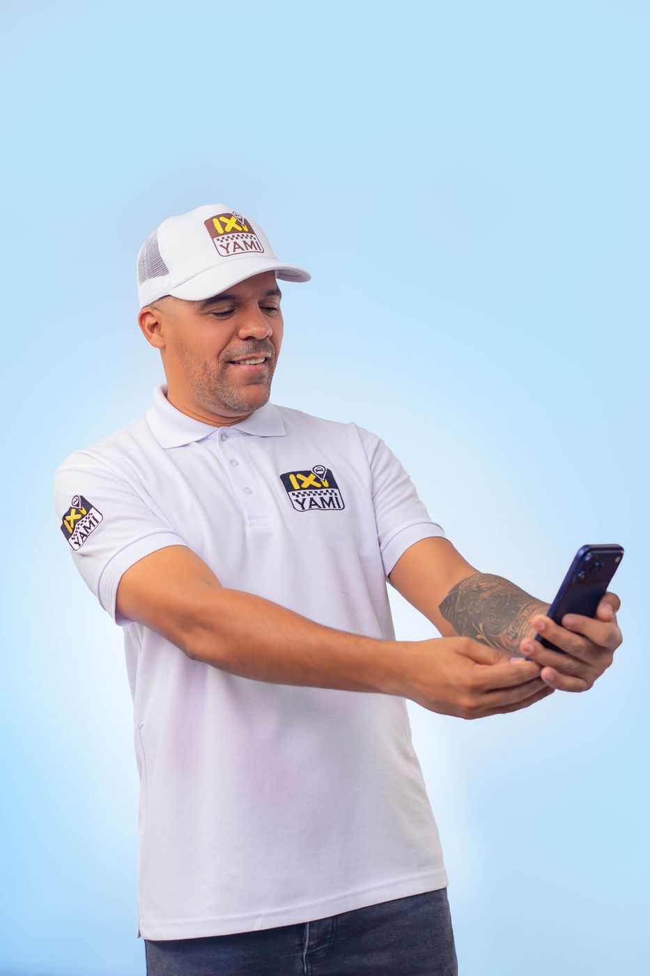 Parceiro IXI YAMI a usar a aplicação no telemóvel